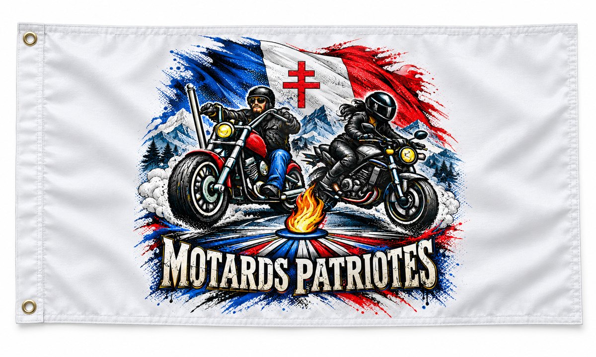 Drapeau blanc des Motards Patriotes, format 40 sur 60 centimètres, avec deux
                  œillets métalliques sur le côté gauche. Il porte le visuel de l'Association :
                  deux motards devant le drapeau français frappé de la croix de Lorraine, et le
                  nom du groupe.
