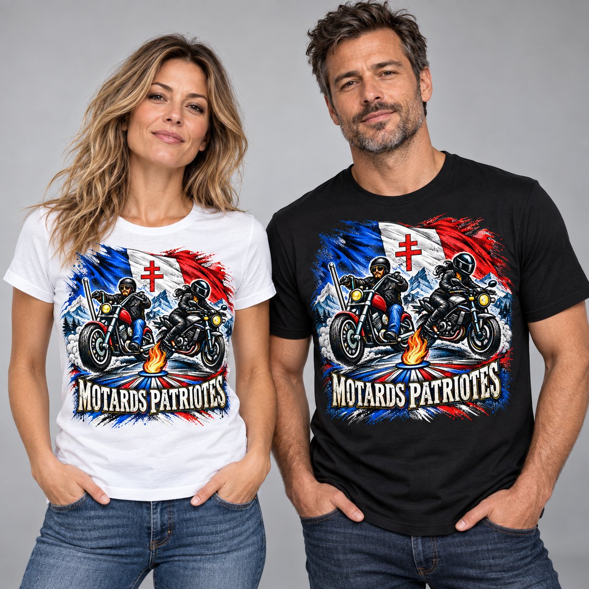 Une femme et un homme portant le tee-shirt des Motards Patriotes, l'un blanc et
                  l'autre noir. Le motif imprimé reprend le visuel de l'Association : deux motards
                  lancés devant le drapeau français frappé de la croix de Lorraine, sur fond de
                  montagnes, et le nom du groupe sur un bandeau.